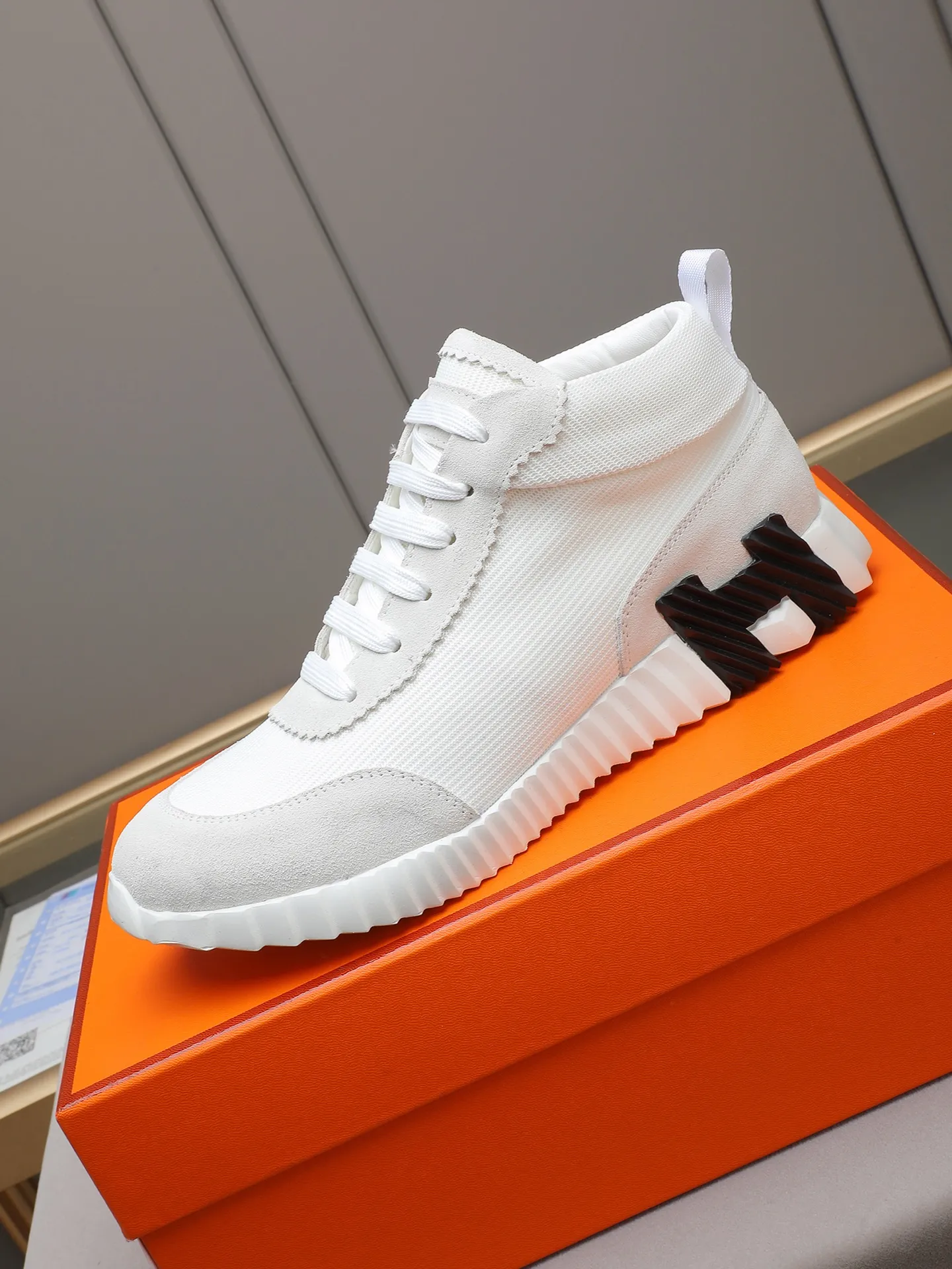 PPP460 (Hermes high-top men's shoes)🆕Men's sports shoes, decorated with textured calfskin details. Spliced ​​with original cowhide, this shoe draws inspiration from the equestrian world, integrating technical details and practical functions. Breathable sheep lining, original combination outsole, high-end quality, and every detail is perfectly combined! Size: 38-44 (45 can be customized)